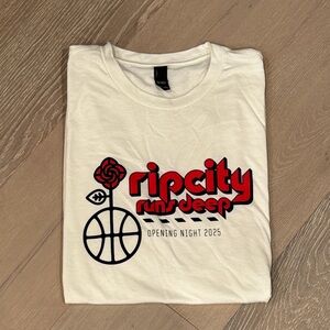 NWOT RIP CITY RUNS DEEP OPENING NIGHT 2025 T-SHIRT L BLAZERS NBA PORTLAND